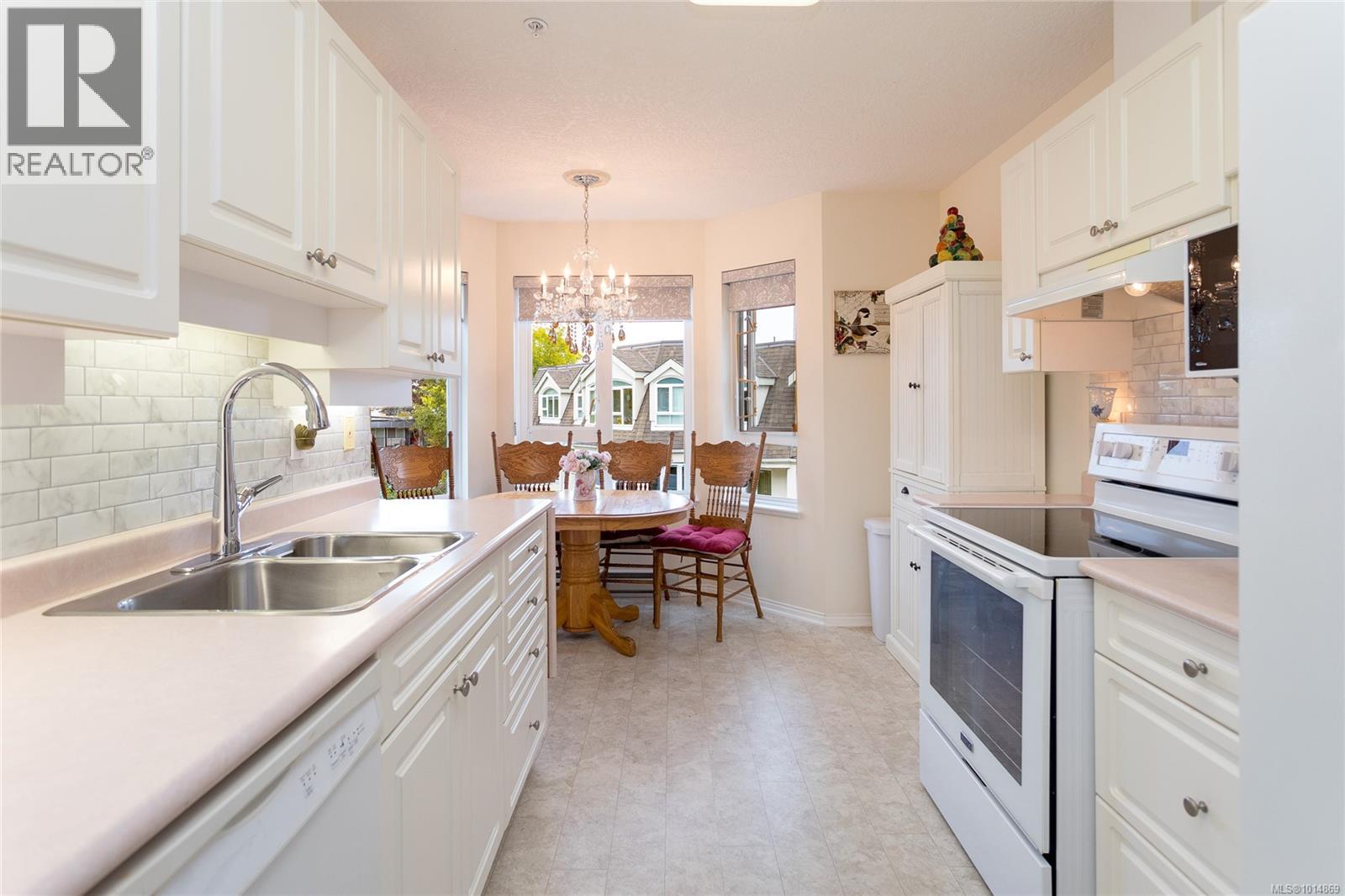 409 1521 Church Avenue, Saanich