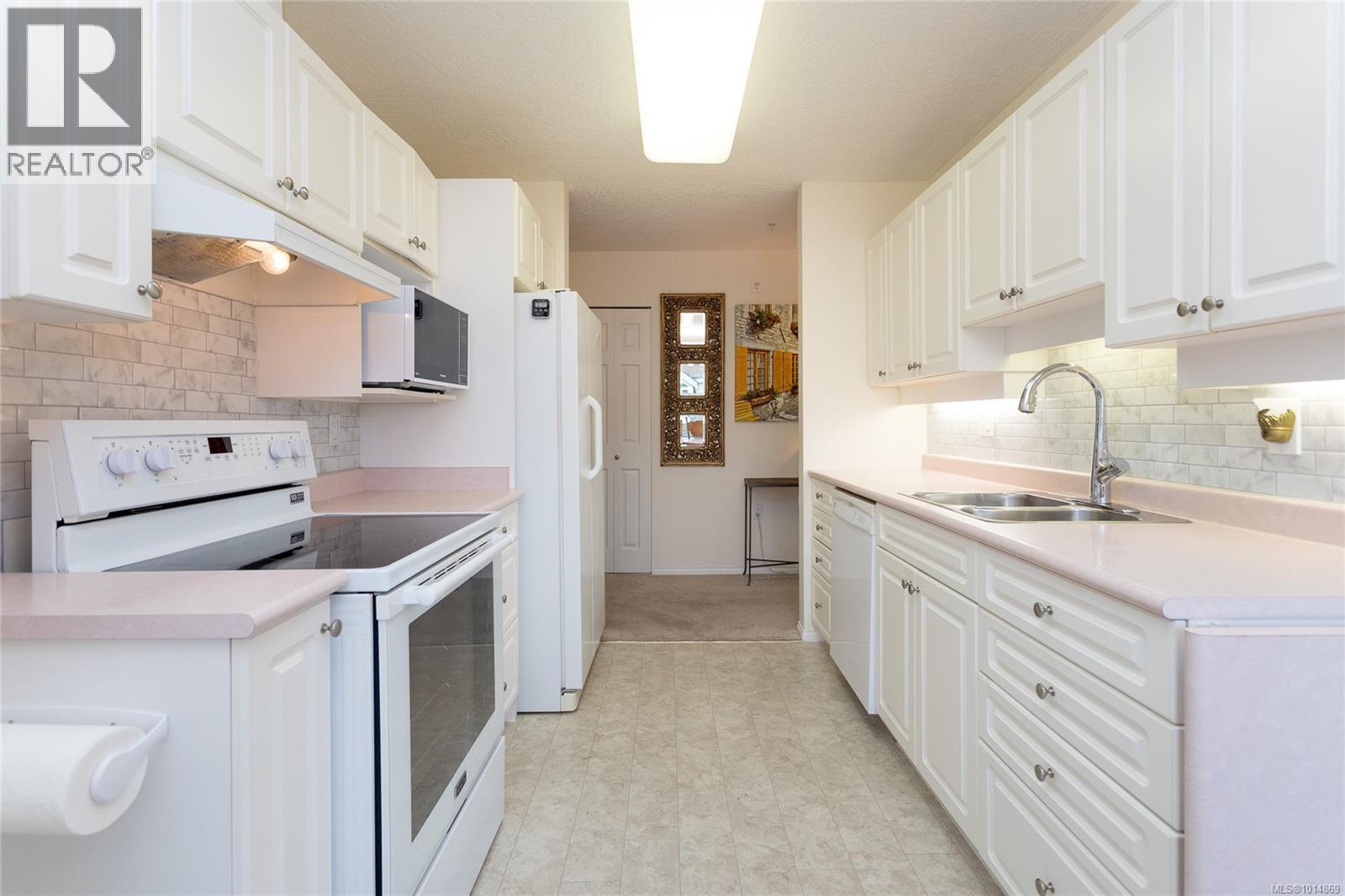 409 1521 Church Avenue, Saanich