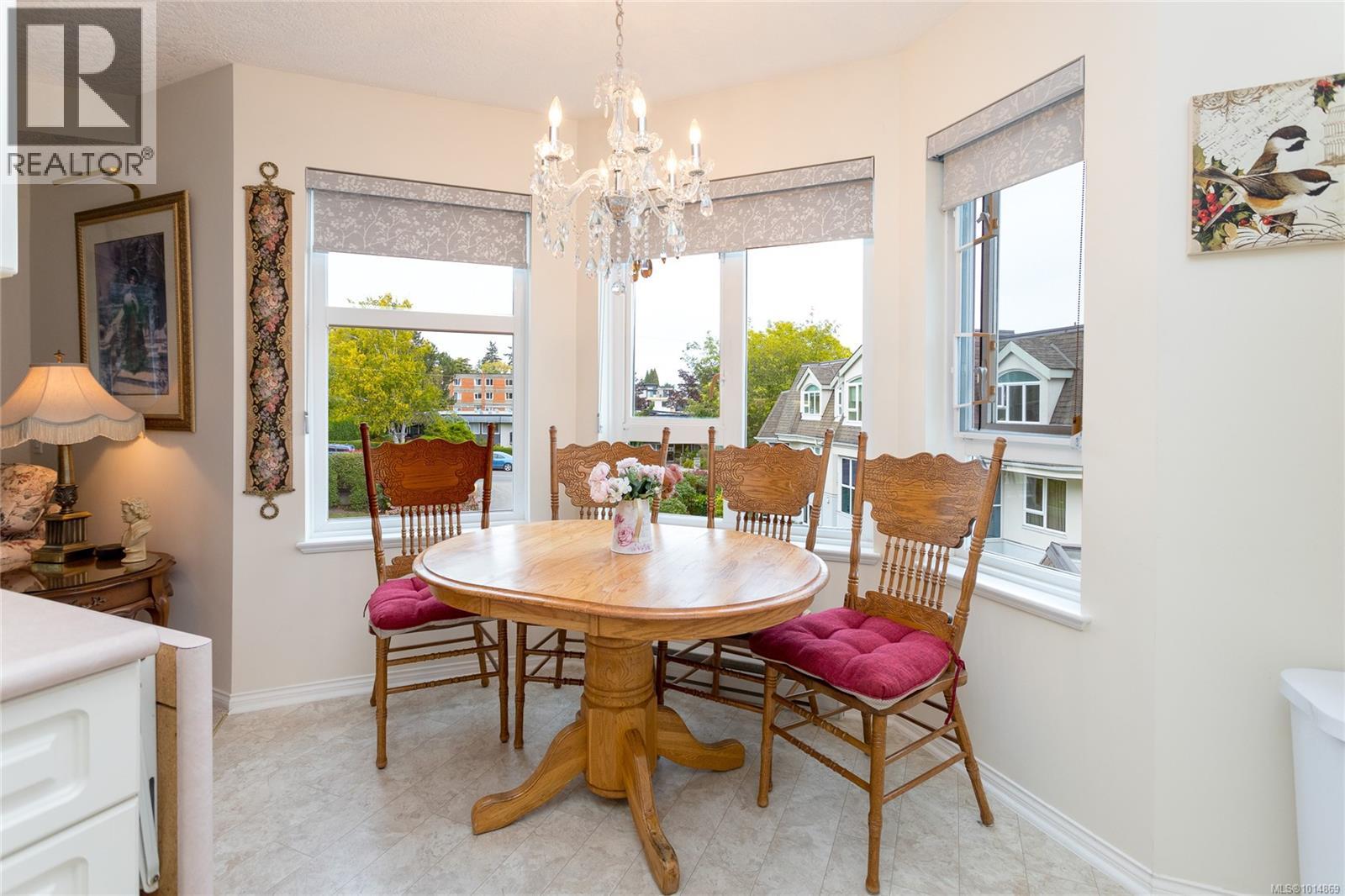 409 1521 Church Avenue, Saanich