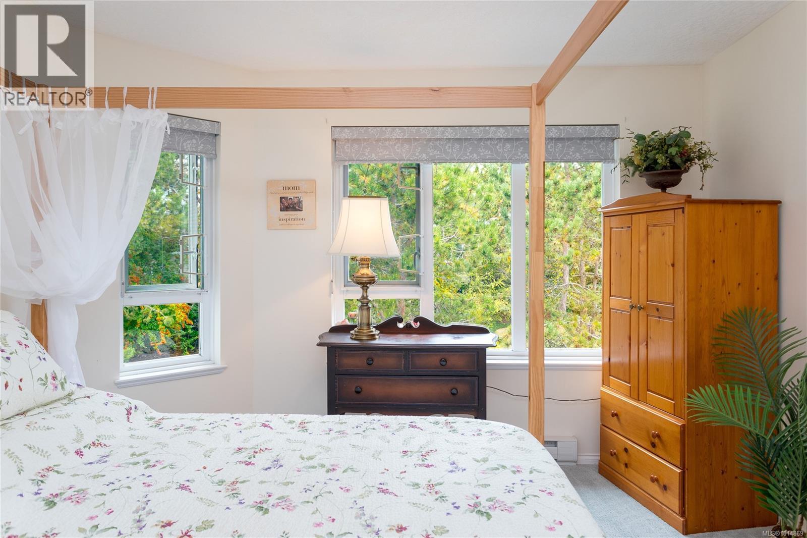 409 1521 Church Avenue, Saanich