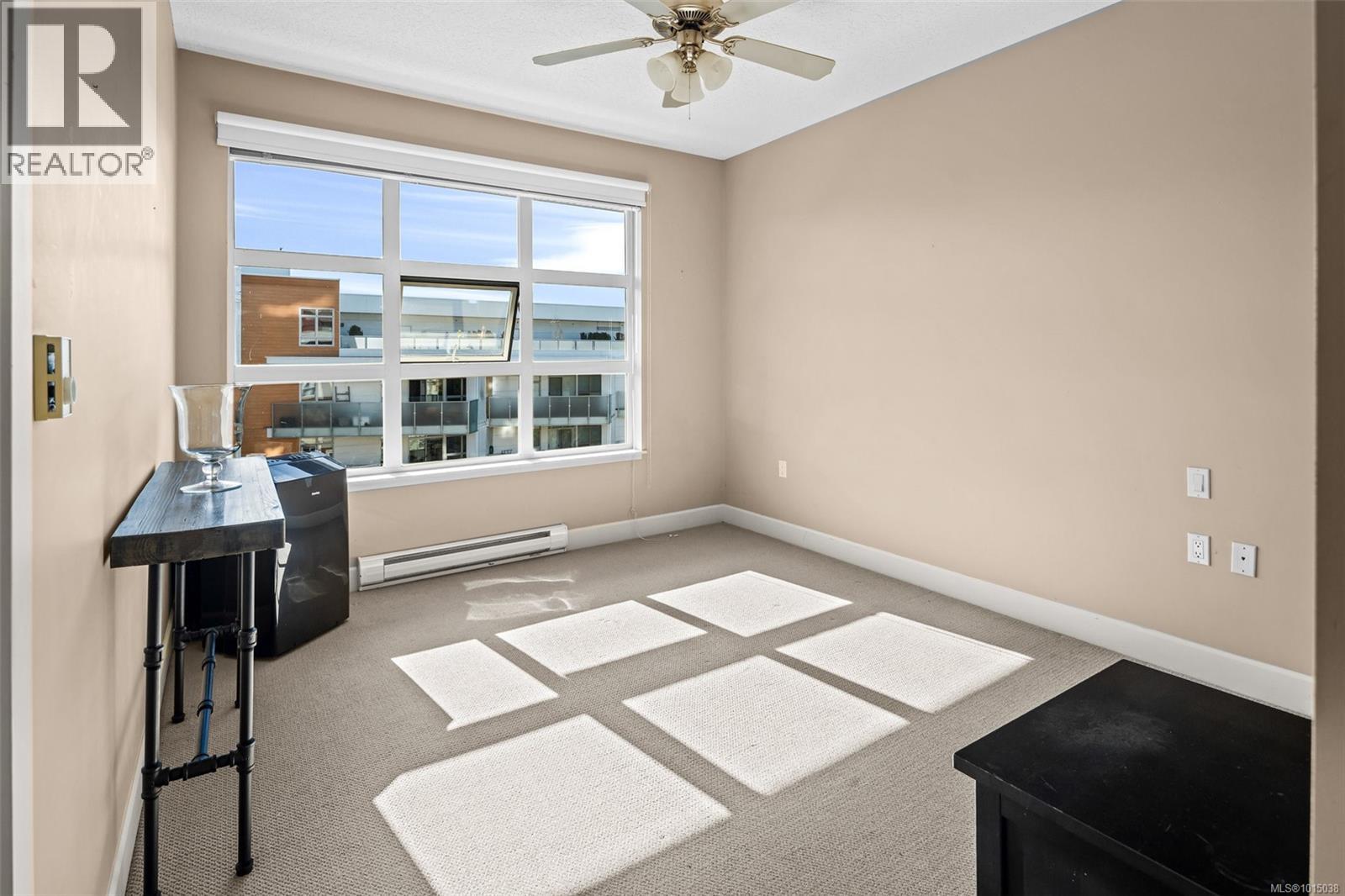 403 870 Short St, Saanich