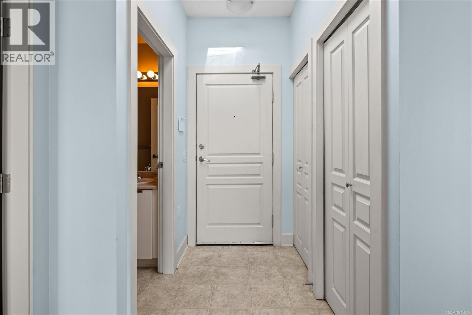 403 870 Short St, Saanich