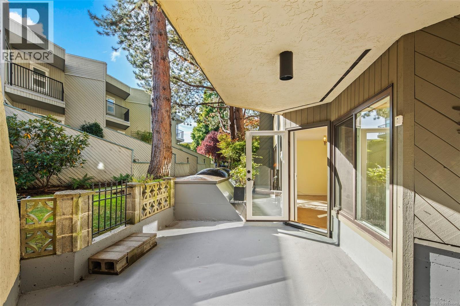 108 1149 Rockland Avenue, Victoria