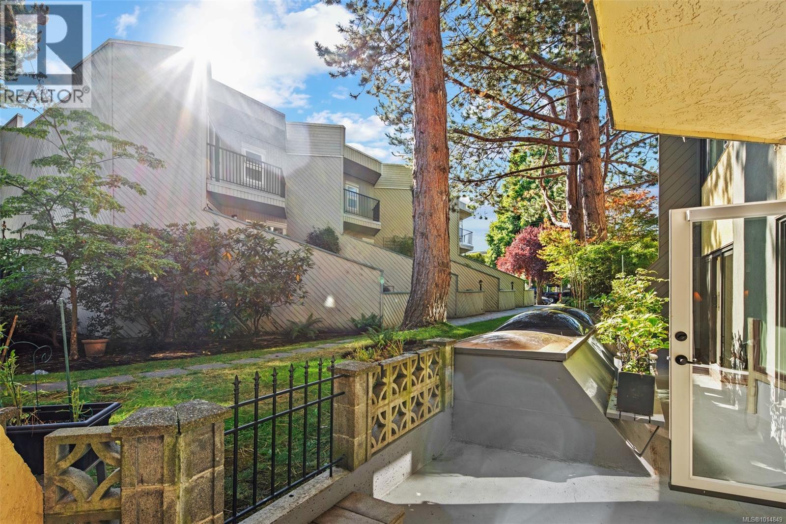 108 1149 Rockland Avenue, Victoria