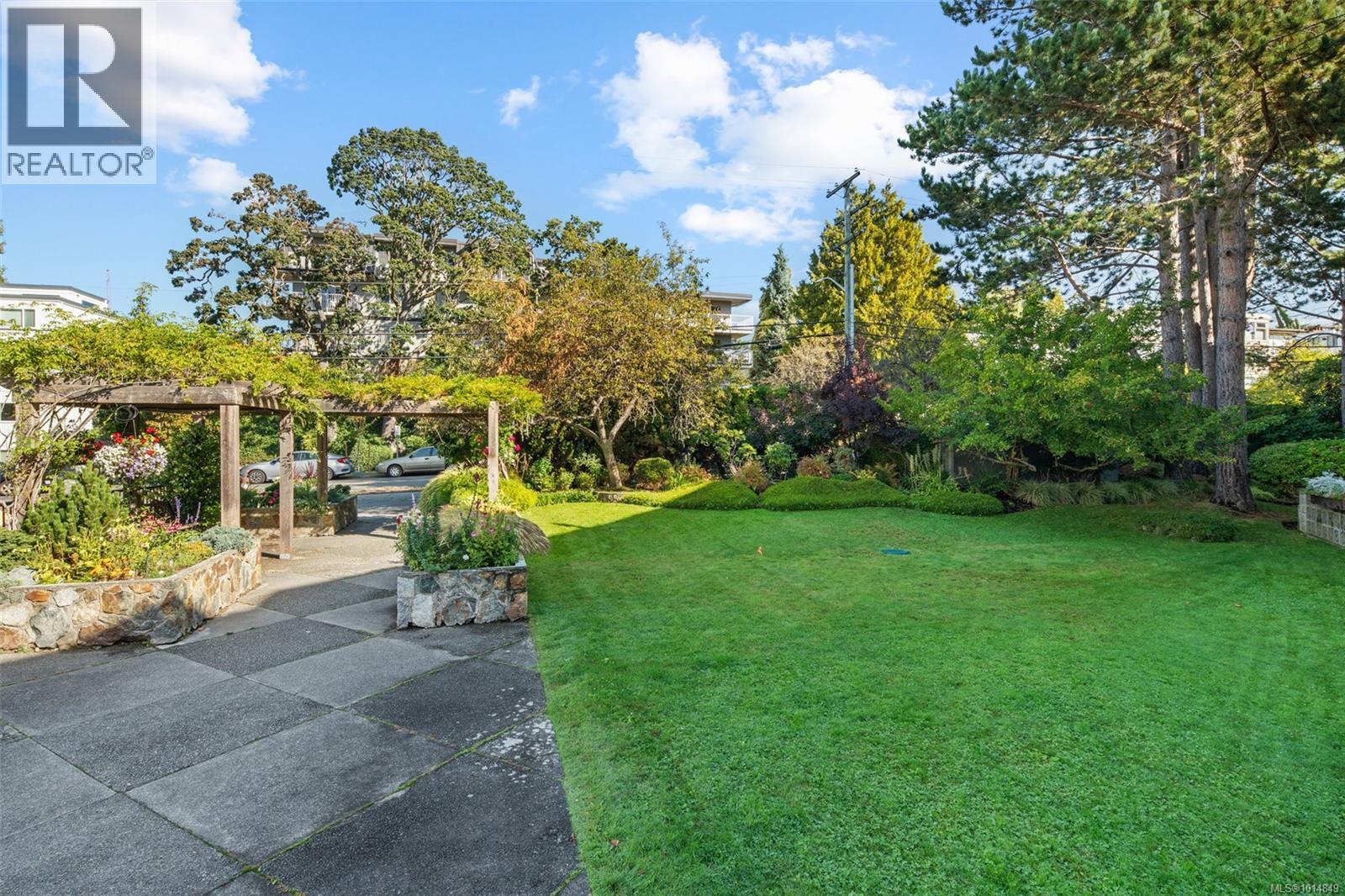 108 1149 Rockland Avenue, Victoria