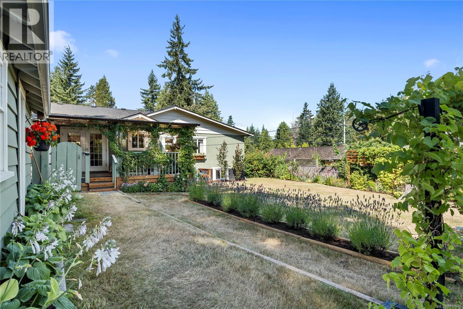 572 Berwick Rd, Qualicum Beach