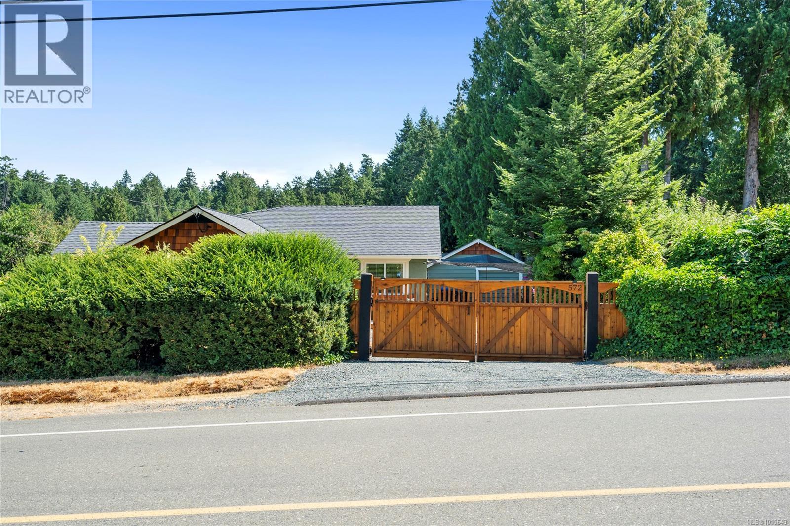 572 Berwick Rd, Qualicum Beach