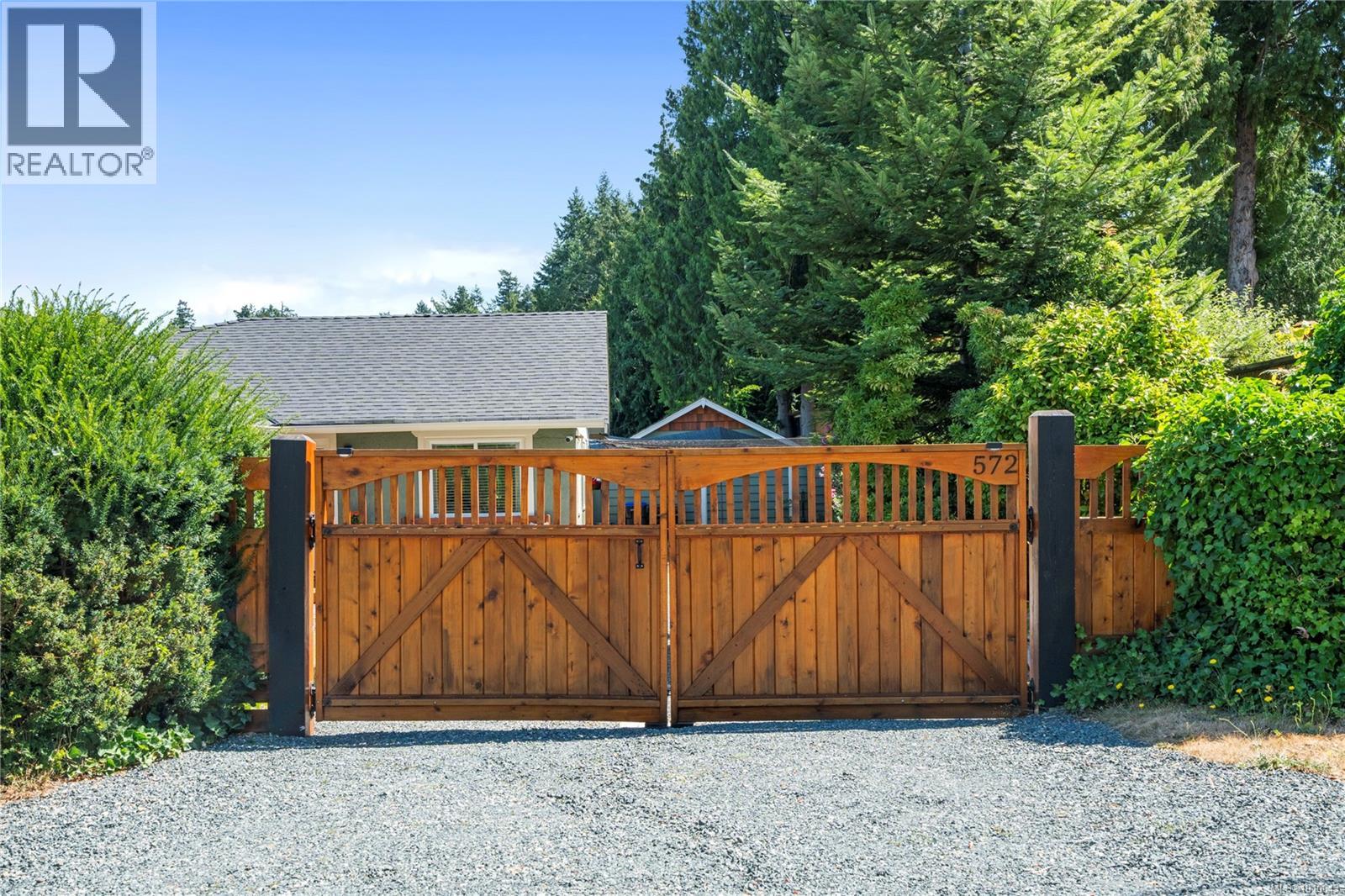572 Berwick Rd, Qualicum Beach