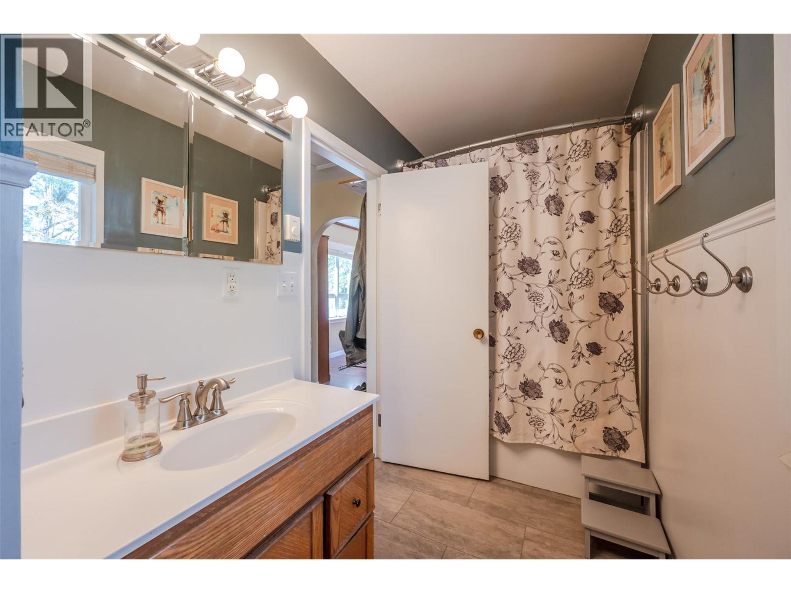5747 Sawmill Road, Oliver