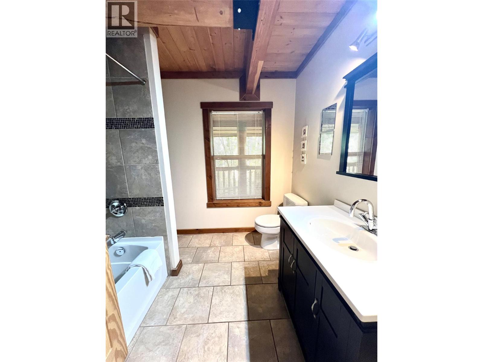 147 WEST LAKE Drive, Christina Lake