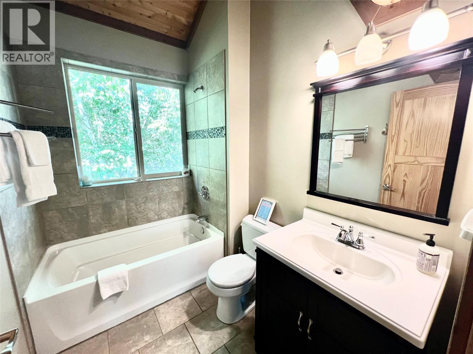 147 WEST LAKE Drive, Christina Lake