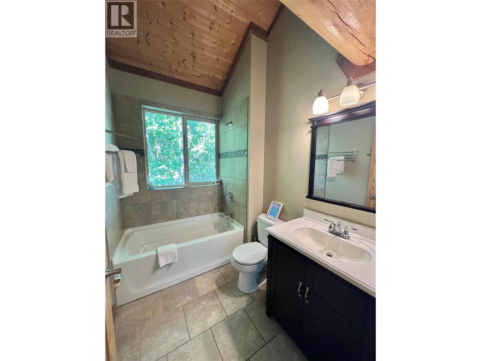 147 WEST LAKE Drive, Christina Lake
