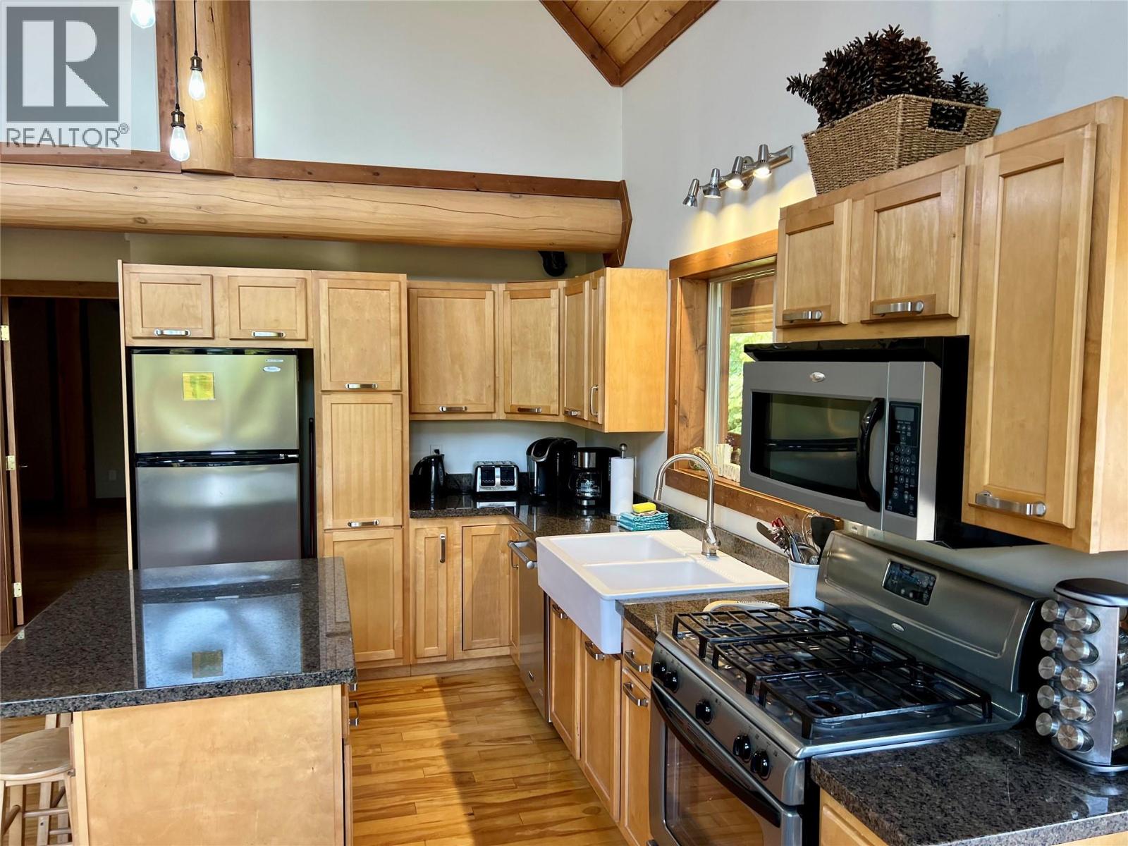 147 WEST LAKE Drive, Christina Lake
