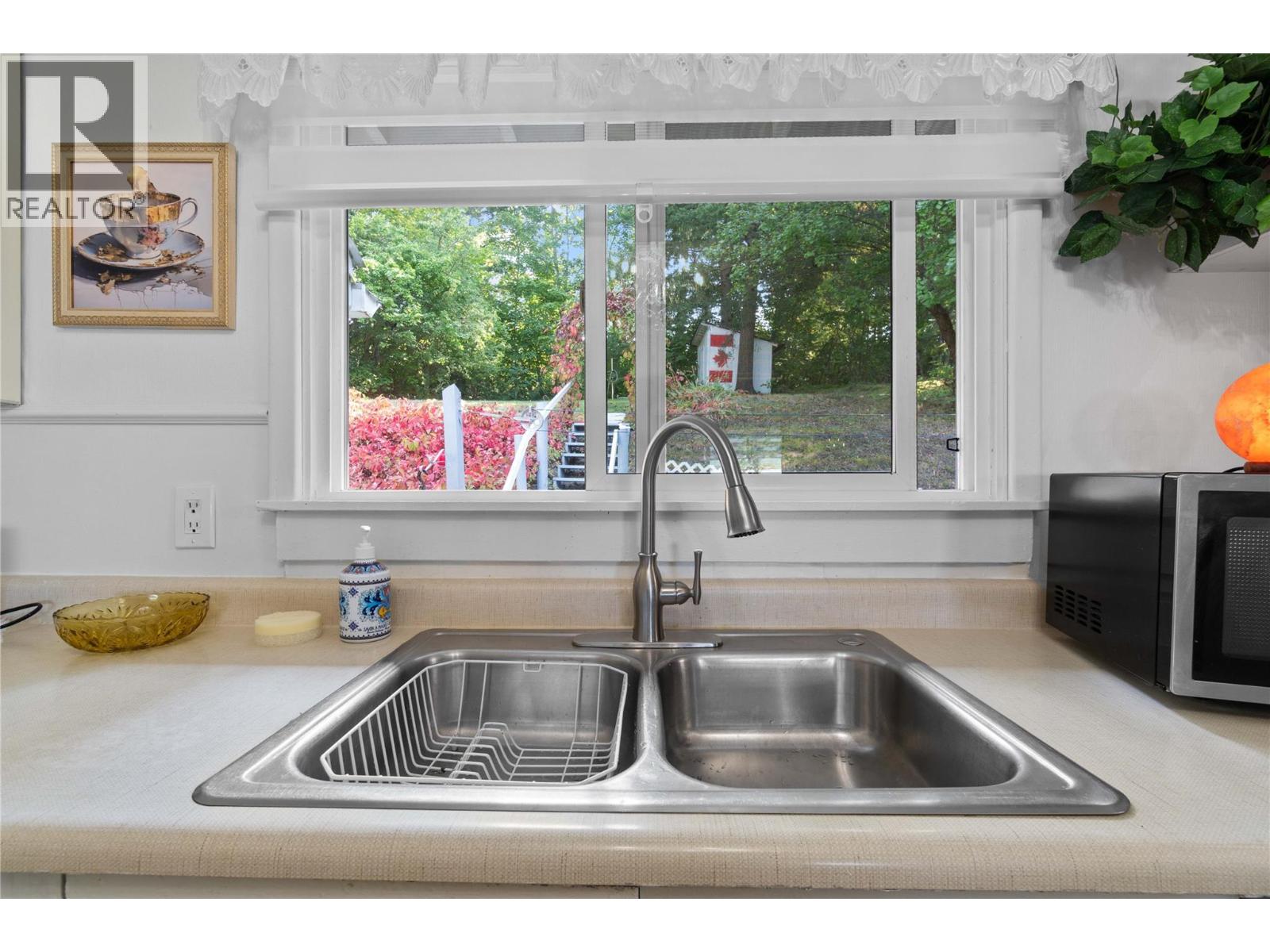  1430 Lakeshore Road Northeast, Salmon Arm