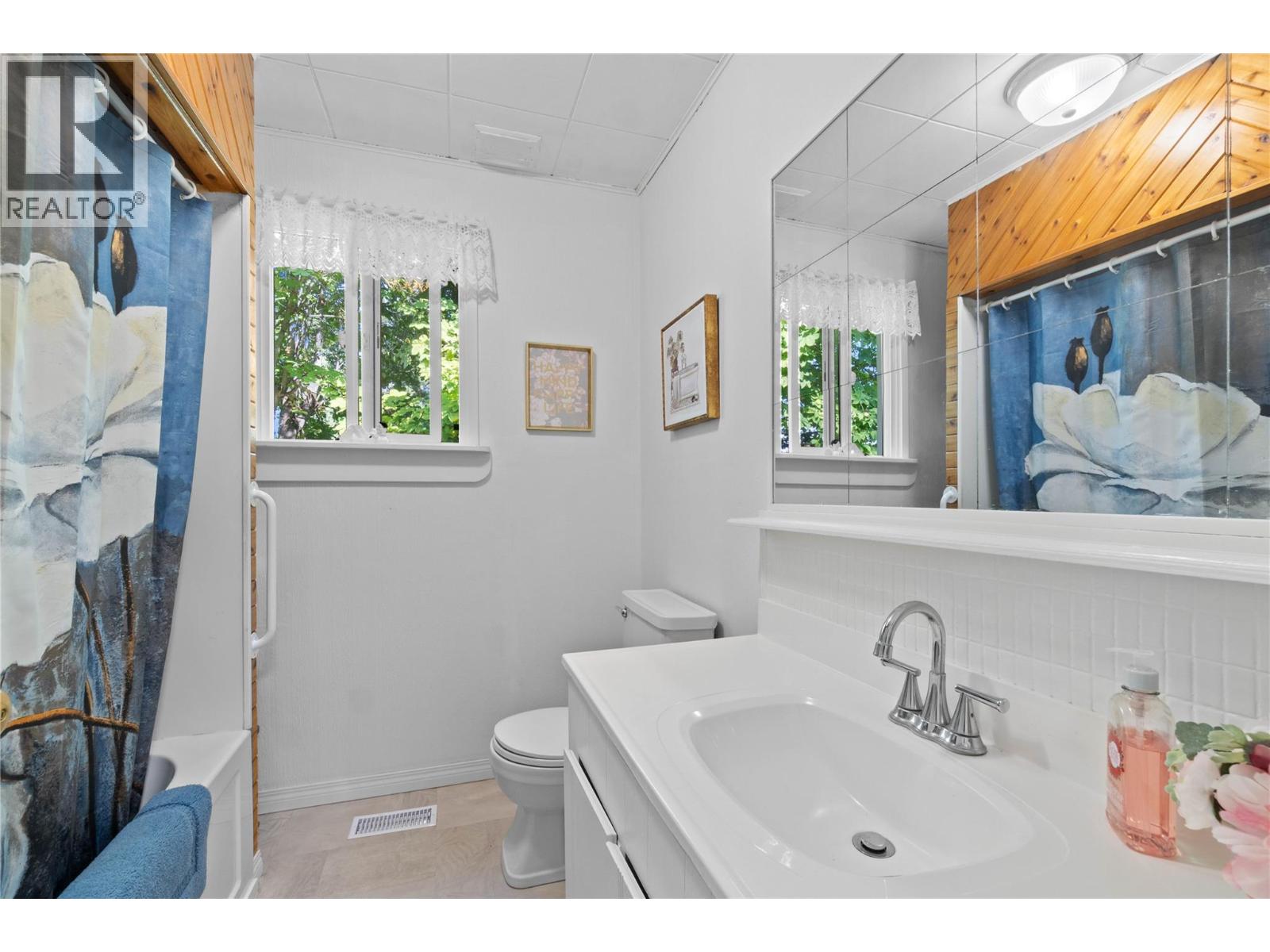  1430 Lakeshore Road Northeast, Salmon Arm