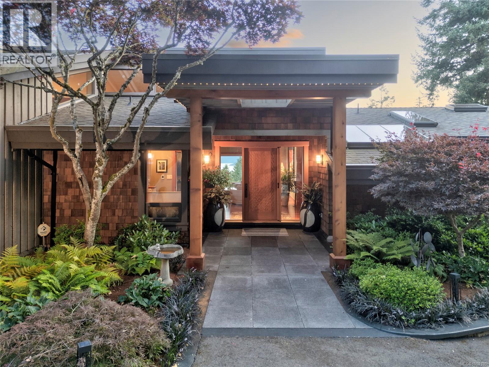 8100 Woodwyn Terr, Central Saanich