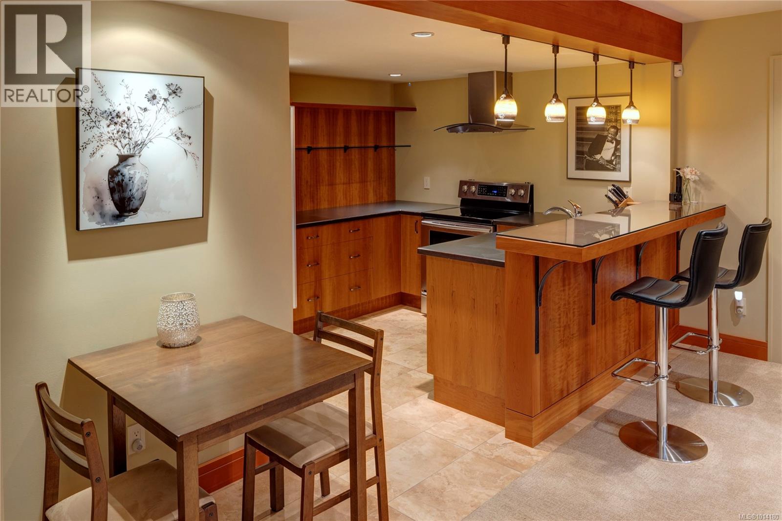 8100 Woodwyn Terr, Central Saanich