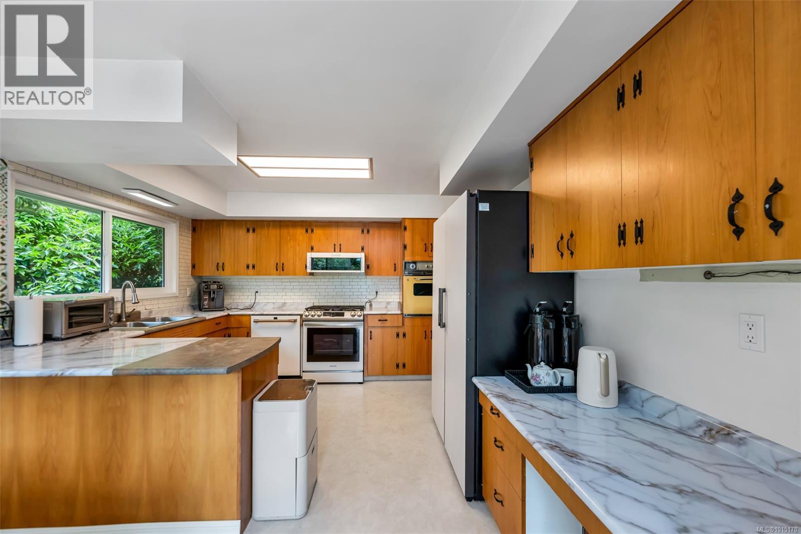  1935 San Juan Avenue, Saanich