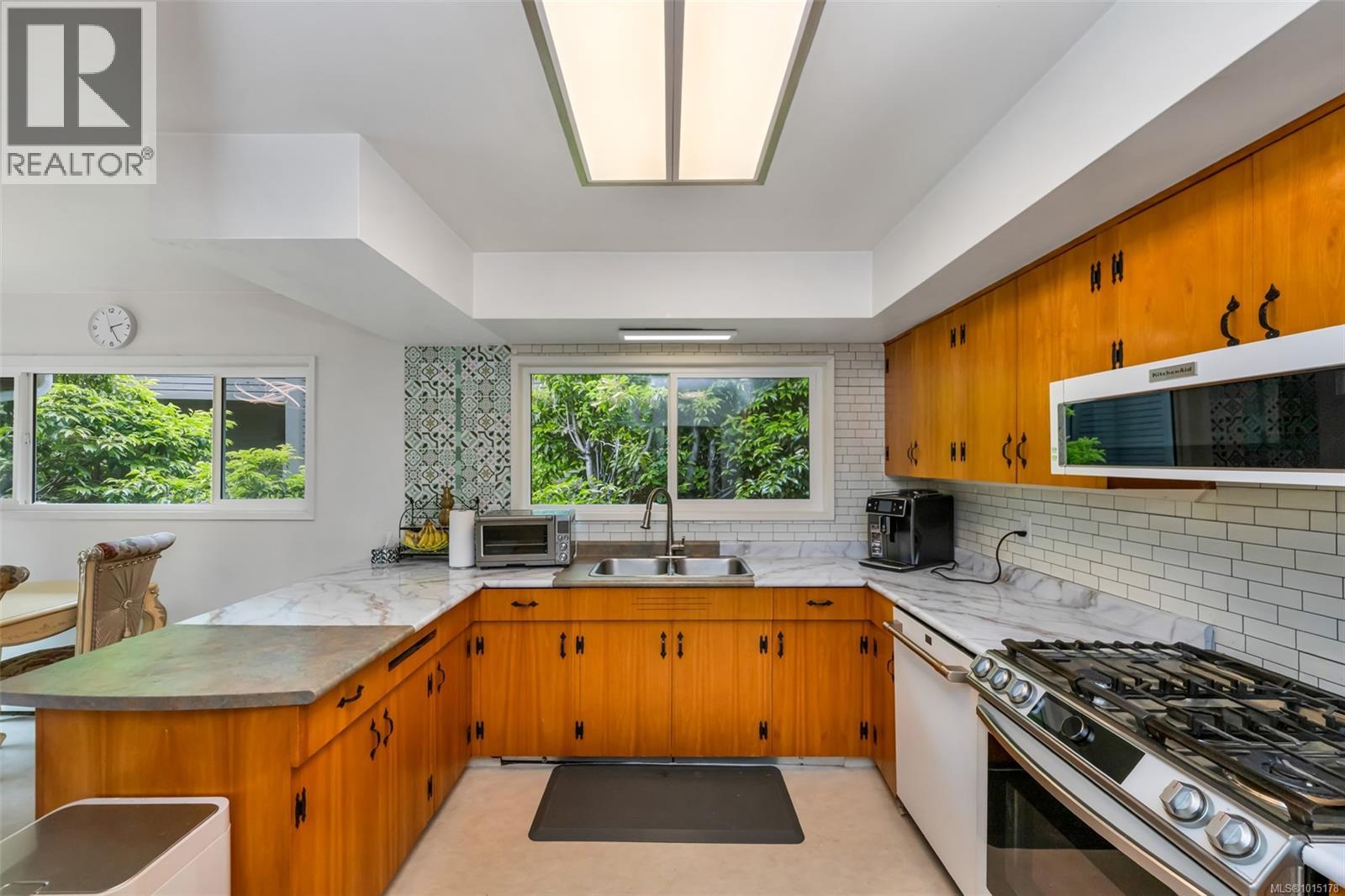  1935 San Juan Avenue, Saanich