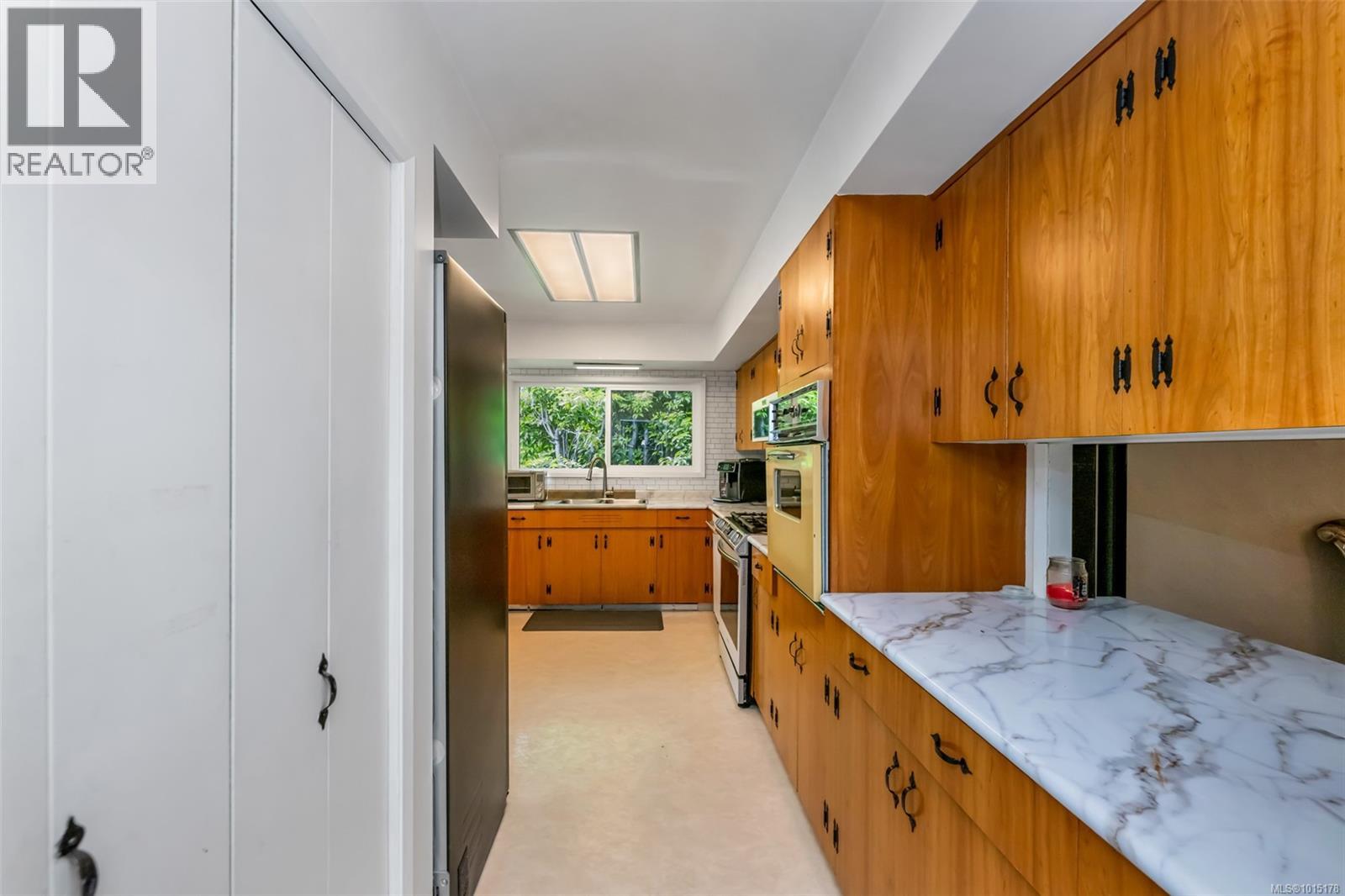  1935 San Juan Avenue, Saanich