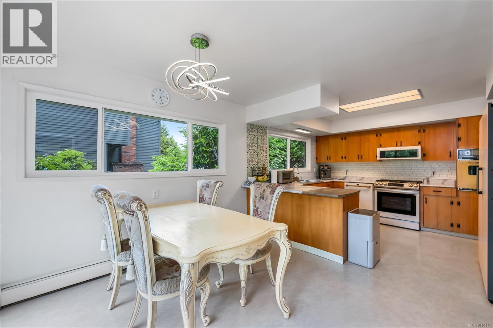  1935 San Juan Avenue, Saanich