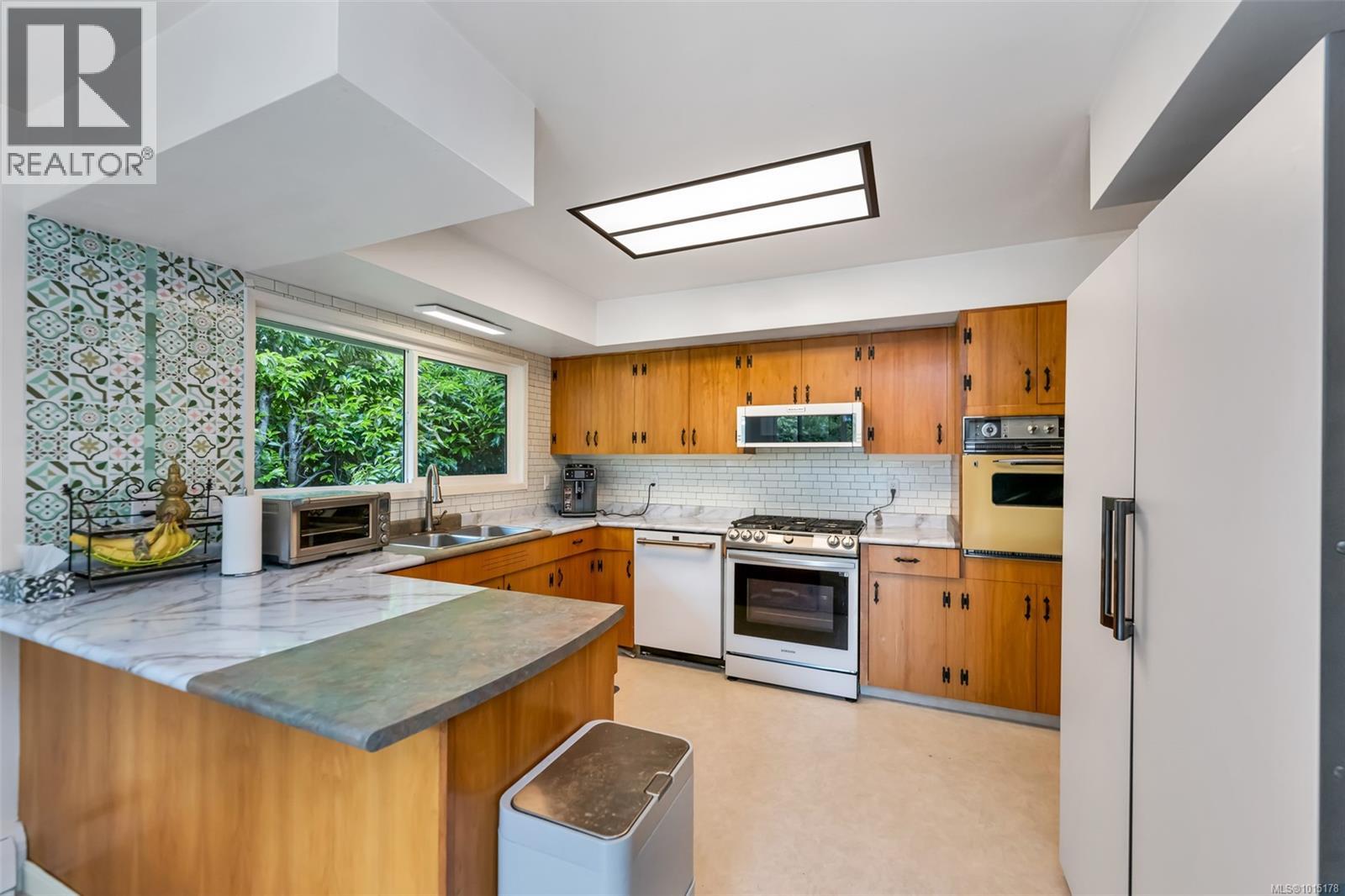  1935 San Juan Avenue, Saanich