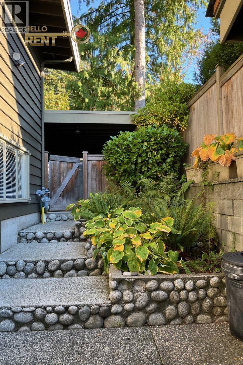 771 MONTROYAL BOULEVARD, North Vancouver
