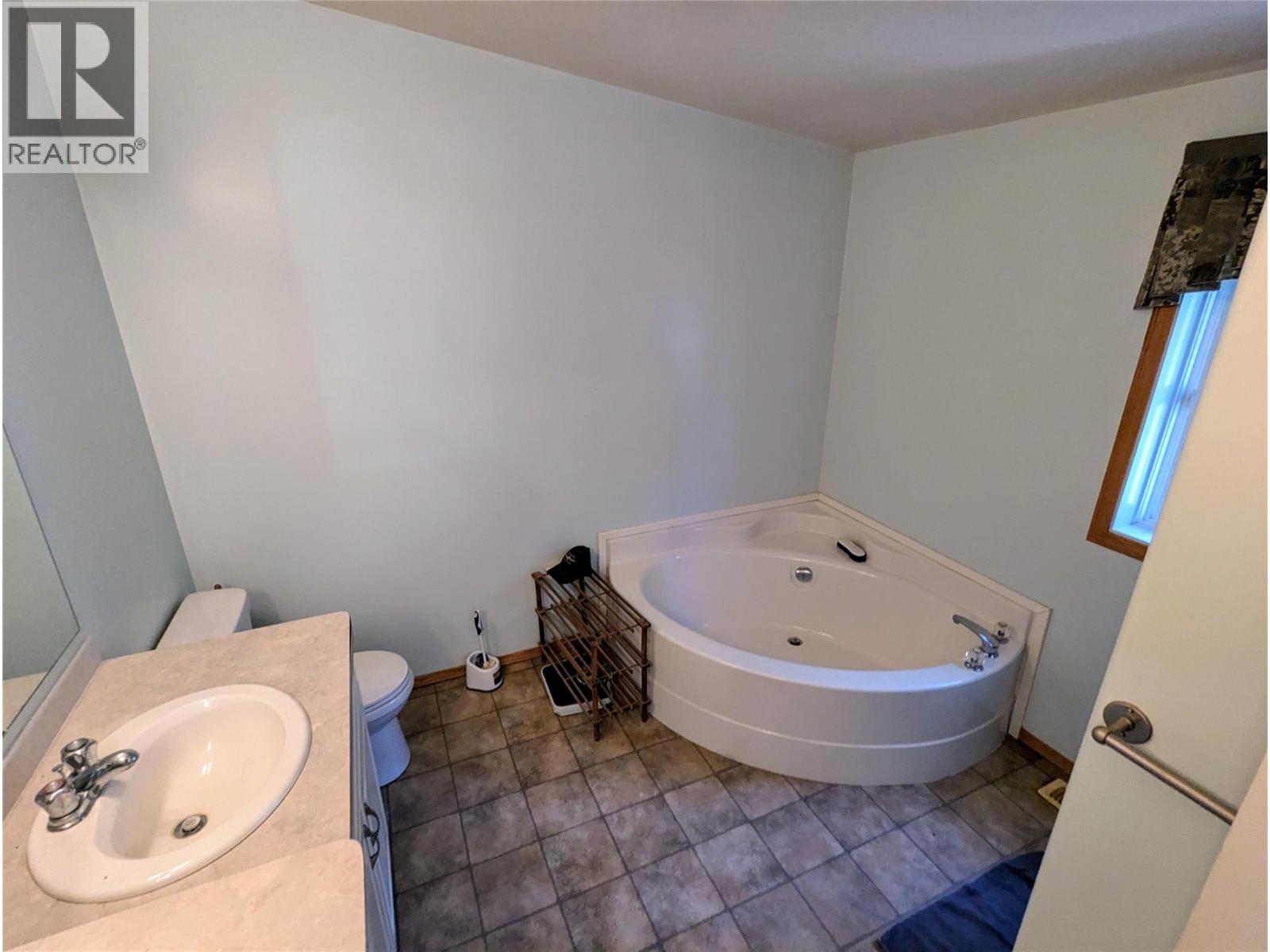  5060 Tatlow Road, Salmon Arm