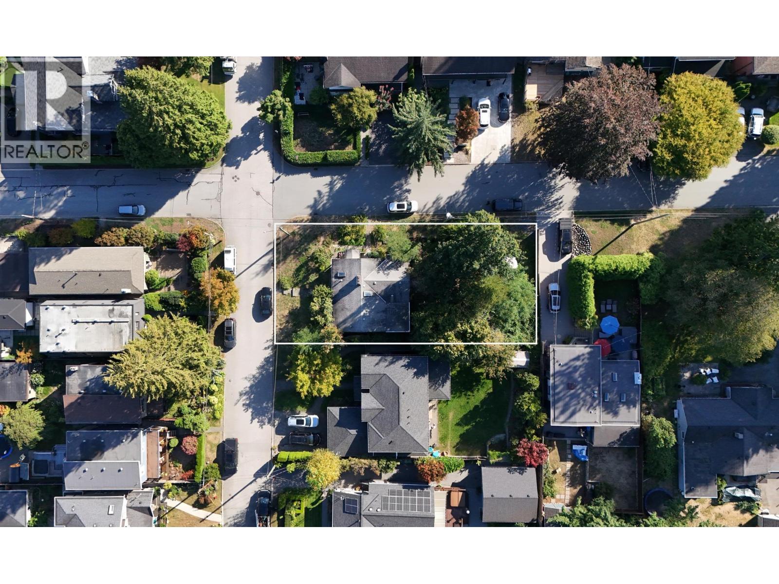 2405 LLOYD AVENUE, North Vancouver