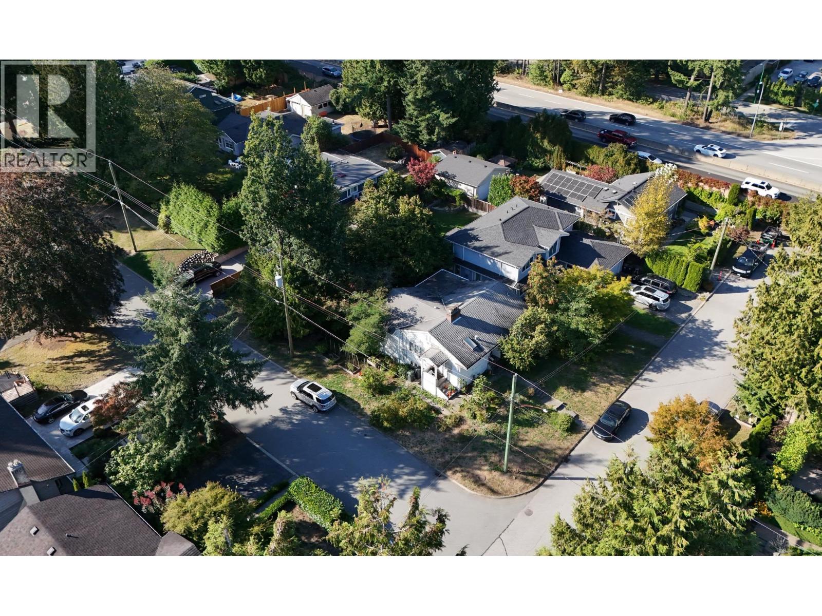 2405 LLOYD AVENUE, North Vancouver
