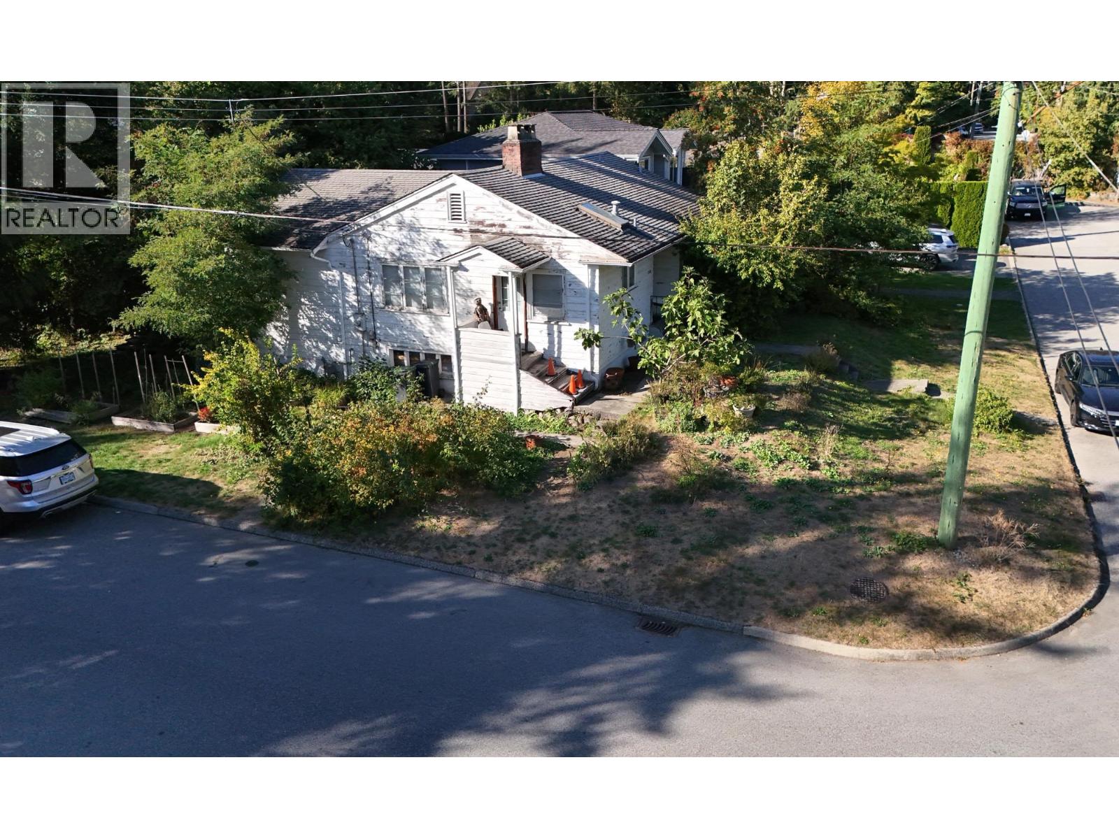 2405 LLOYD AVENUE, North Vancouver