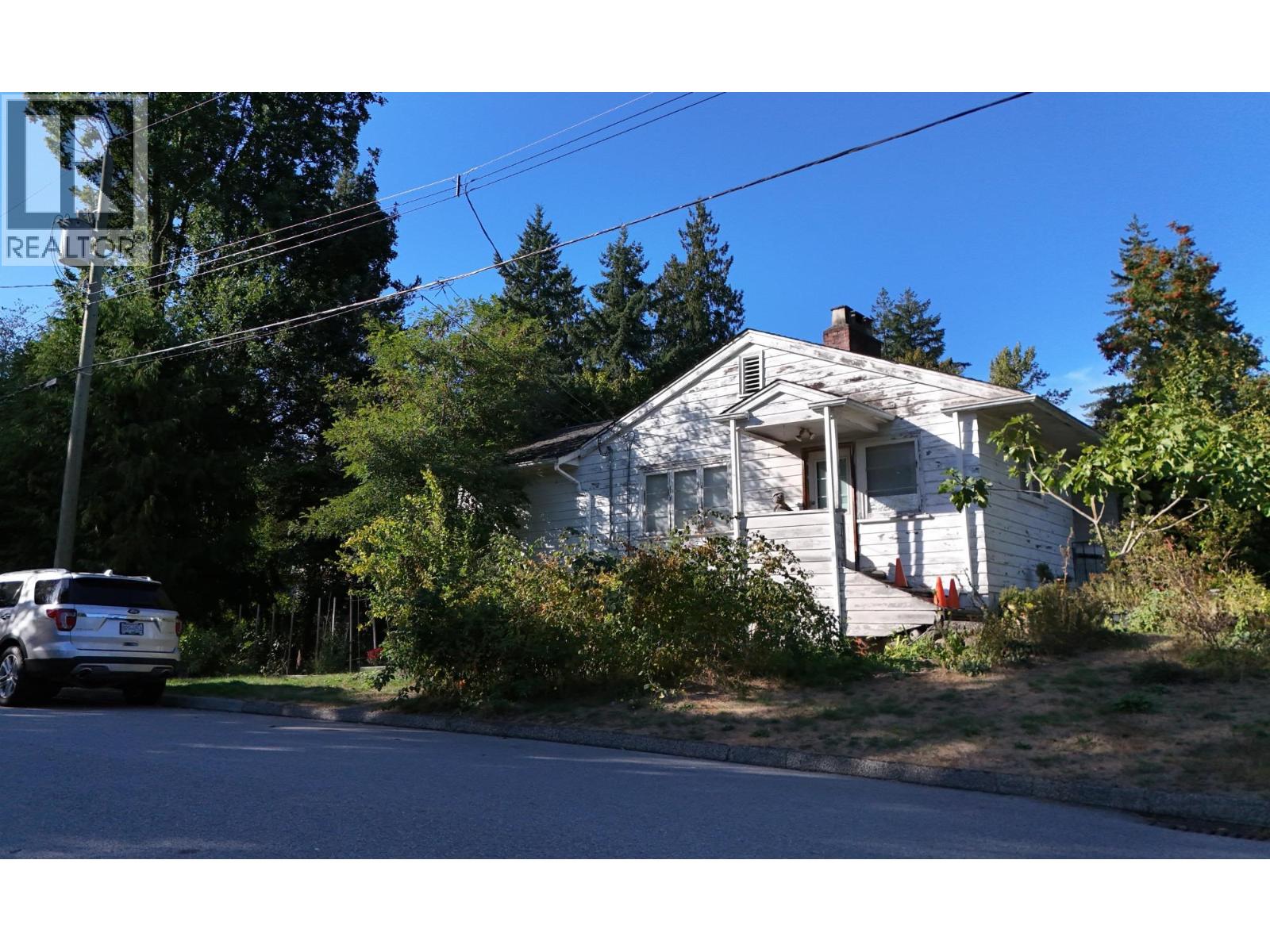 2405 LLOYD AVENUE, North Vancouver