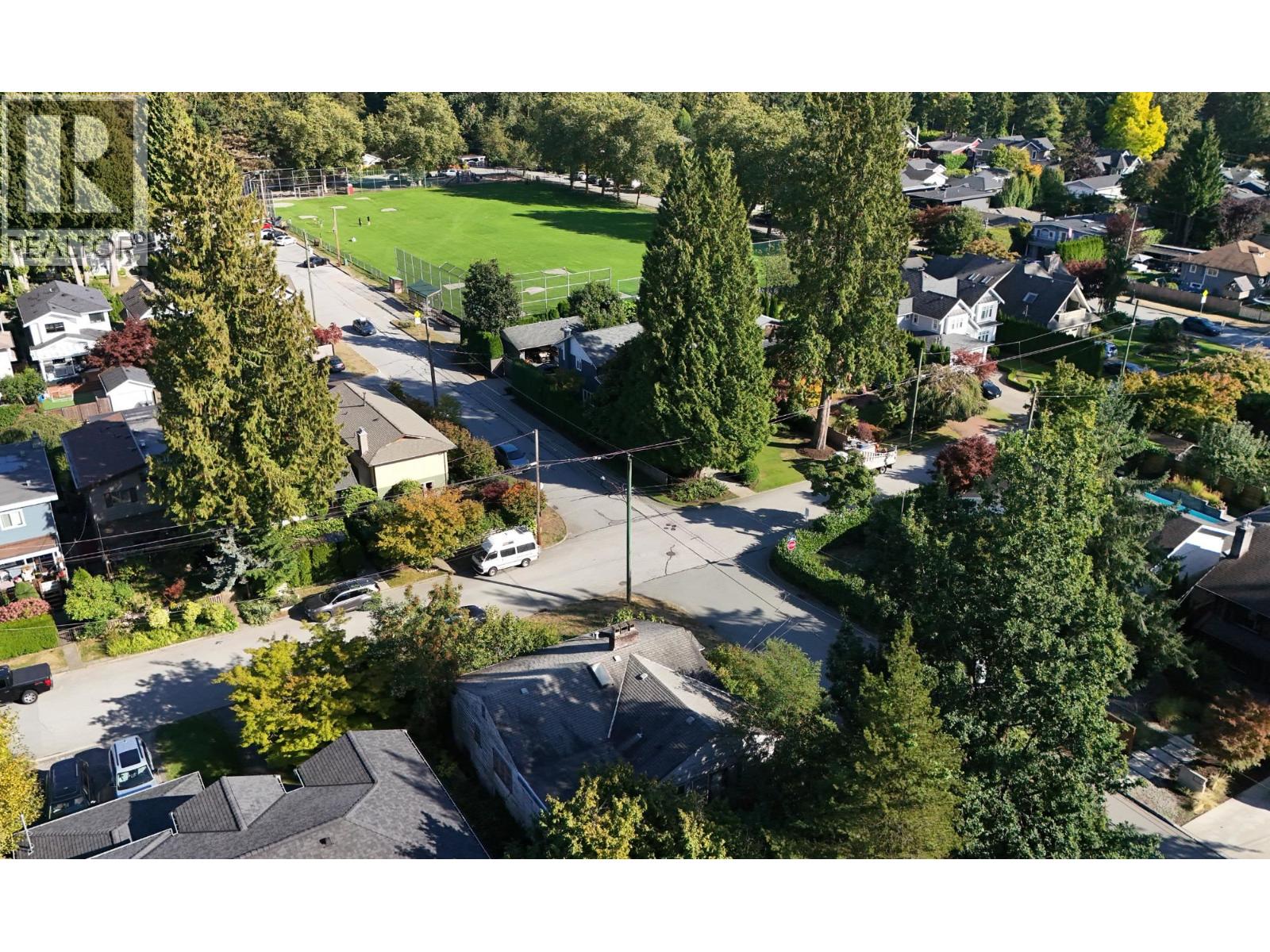 2405 LLOYD AVENUE, North Vancouver