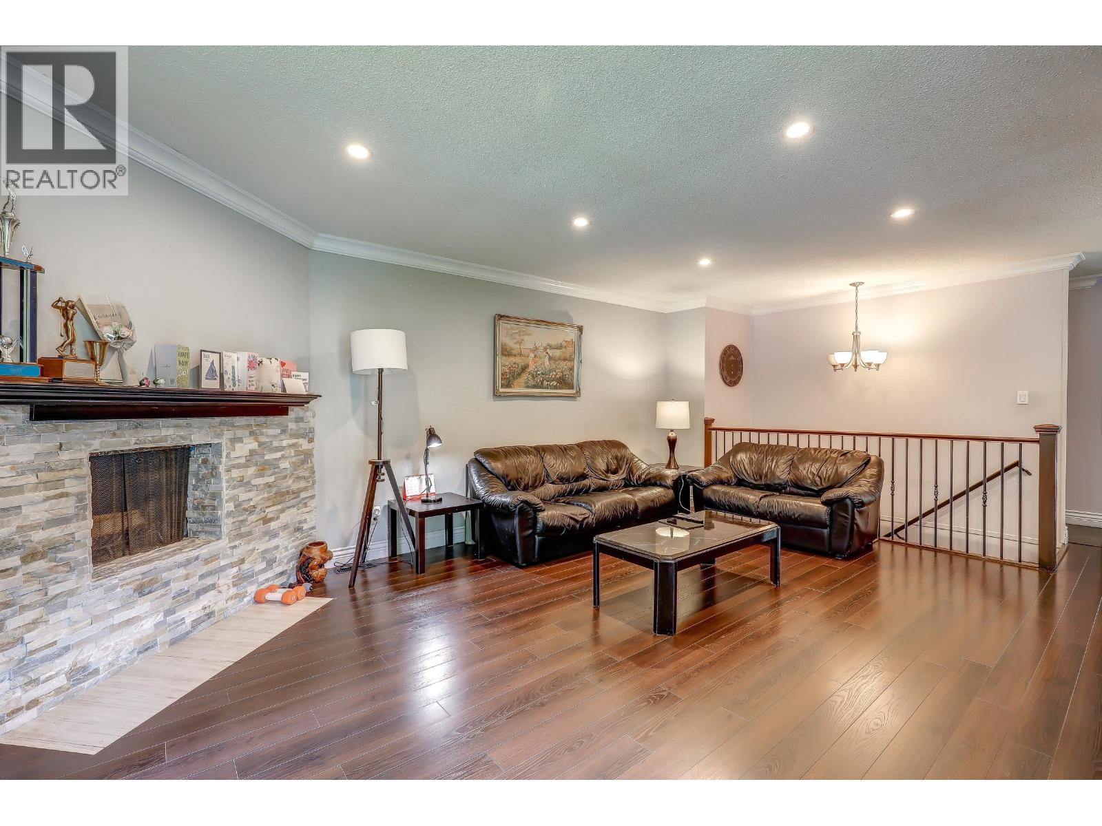512 MENTMORE STREET, Coquitlam