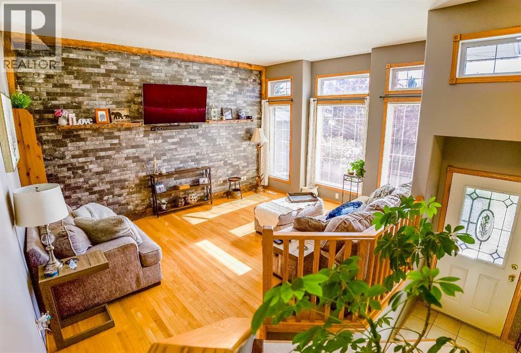 6 Royal Crescent, Lacombe