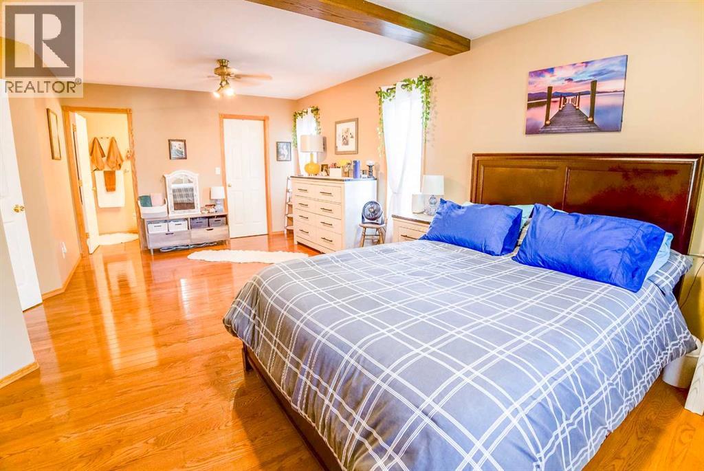 6 Royal Crescent, Lacombe