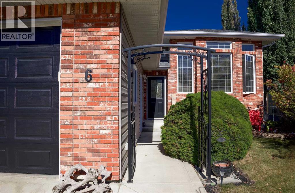 6 Royal Crescent, Lacombe