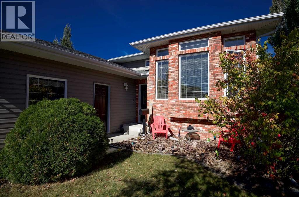 6 Royal Crescent, Lacombe