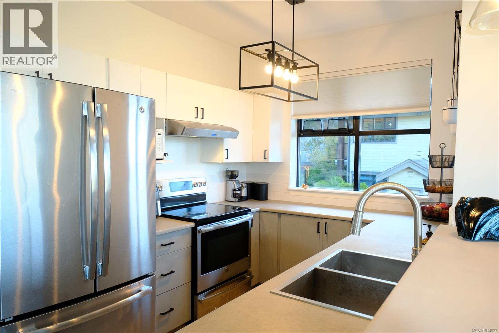 204 591 Pfeiffer Cres, Tofino