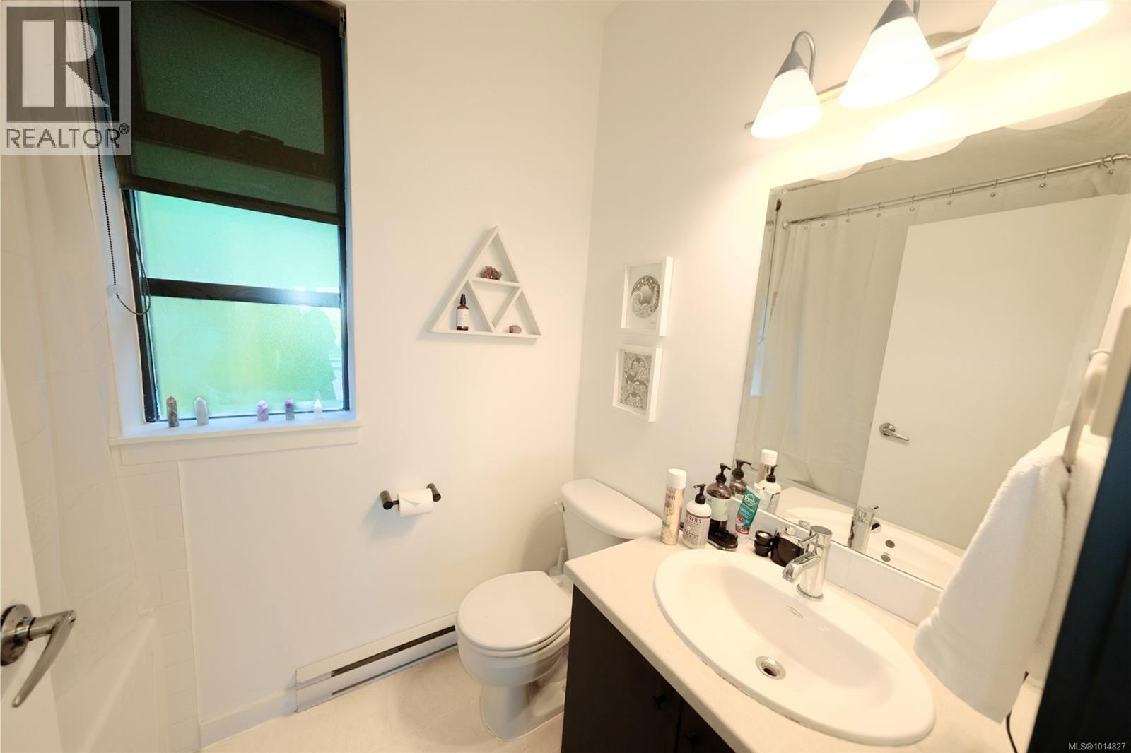 204 591 Pfeiffer Cres, Tofino