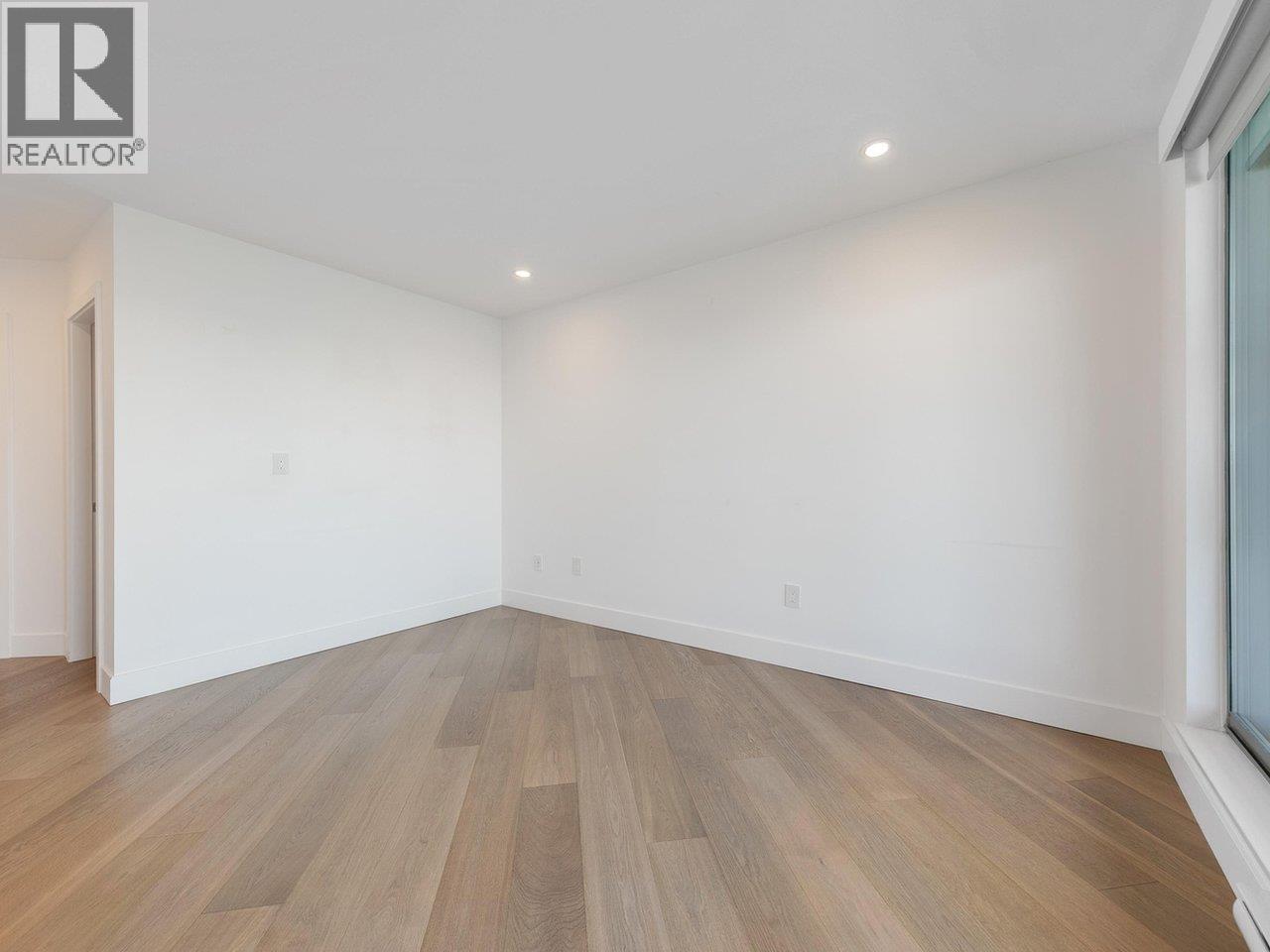 203 2190 ARGYLE AVENUE, West Vancouver