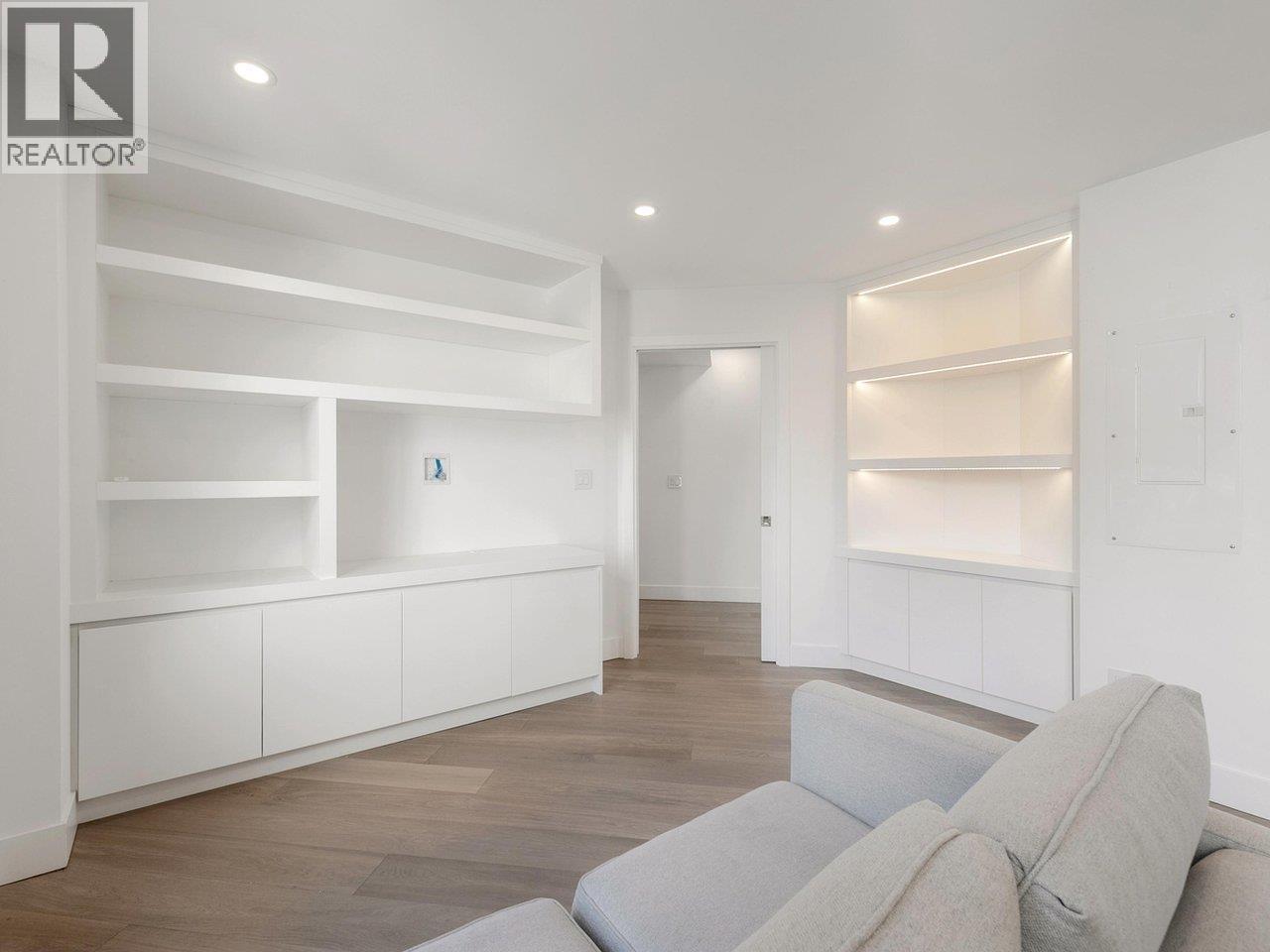 203 2190 ARGYLE AVENUE, West Vancouver