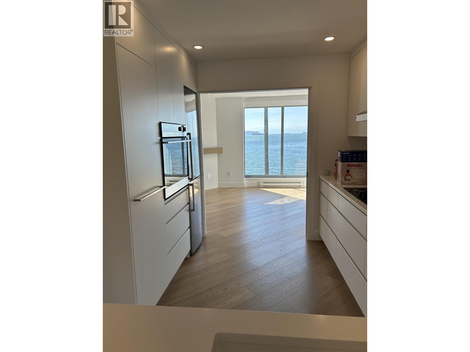 203 2190 ARGYLE AVENUE, West Vancouver
