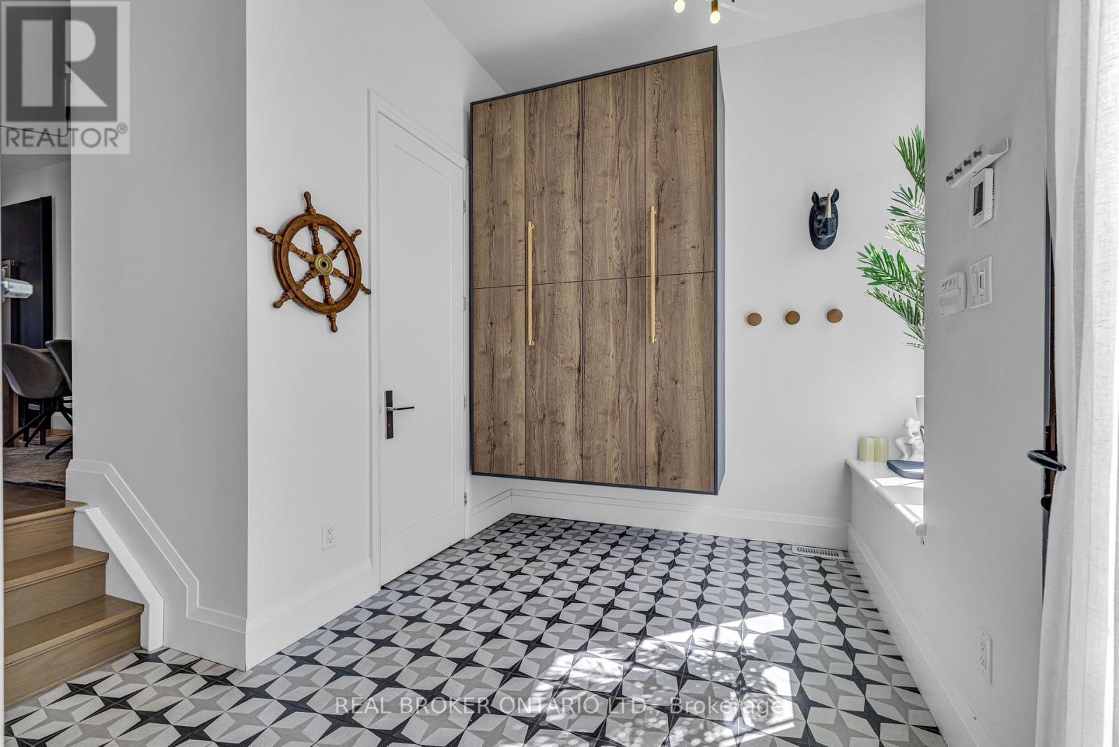 Large foyer with 11-ft ceilings & floating closet