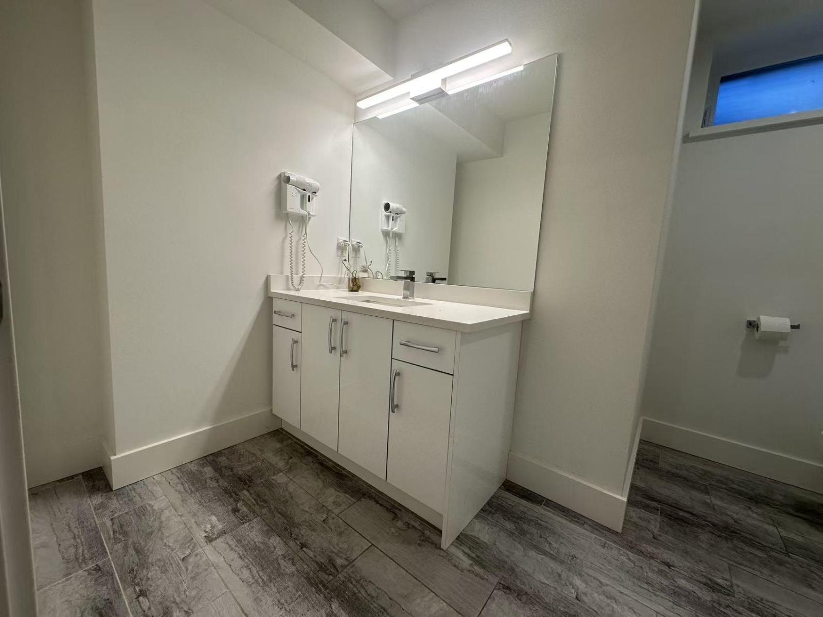 1525 KING GEORGE BLVD, Surrey