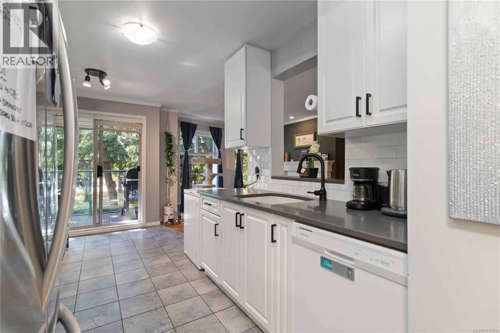 206 898 Vernon Ave, Saanich
