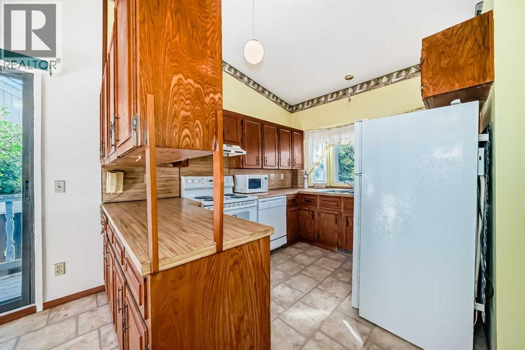 Single Family House 4 Level for Sale in  Templeview Place NE Temple Calgary 