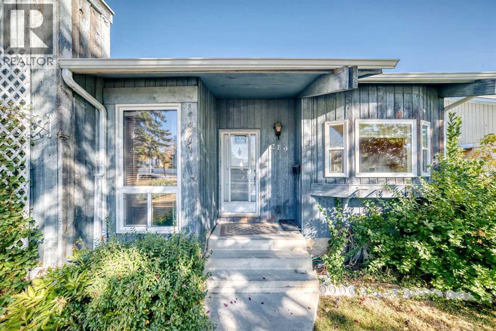 Single Family House 4 Level for Sale in  Templeview Place NE Temple Calgary 