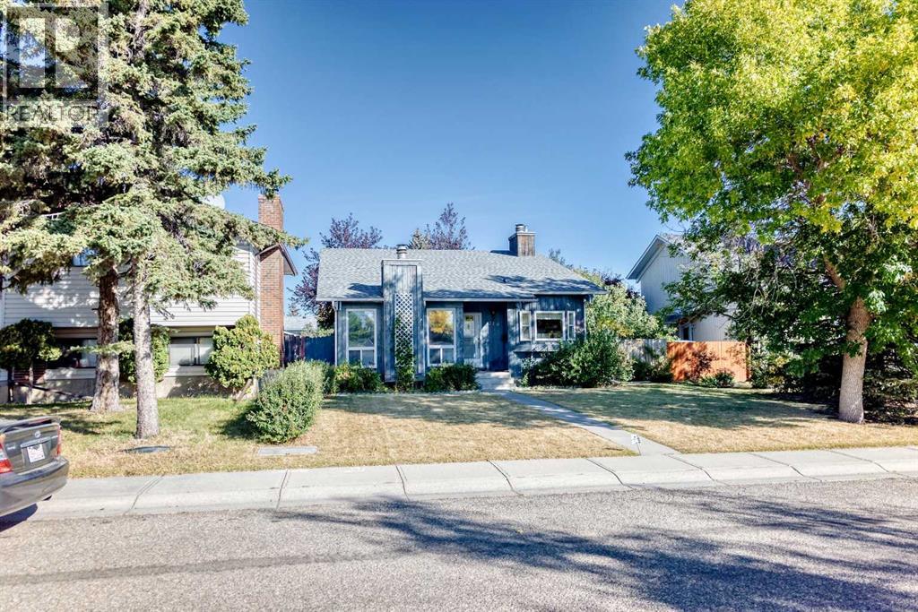 Single Family House 4 Level for Sale in  Templeview Place NE Temple Calgary 