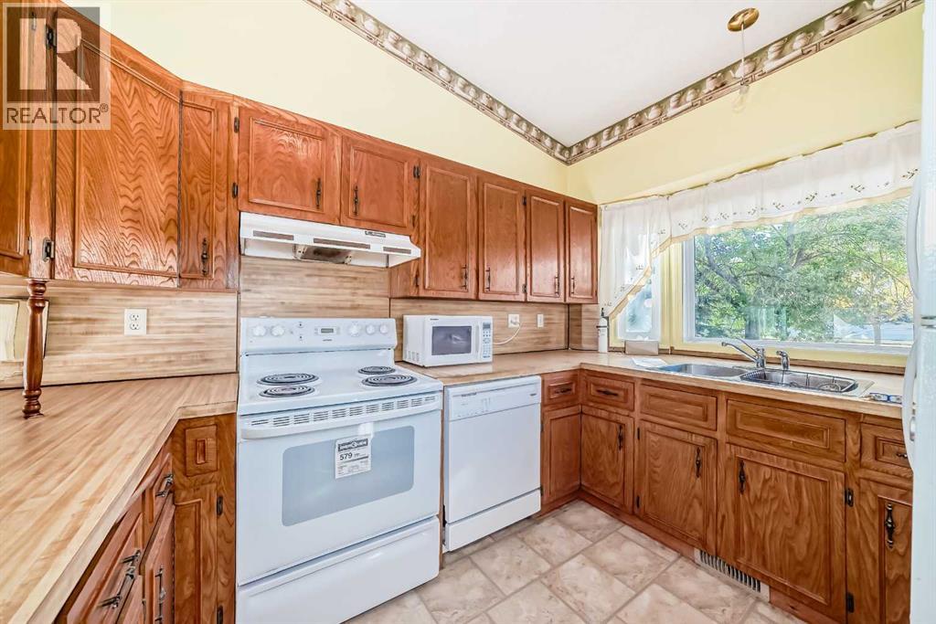 Single Family House 4 Level for Sale in  Templeview Place NE Temple Calgary 